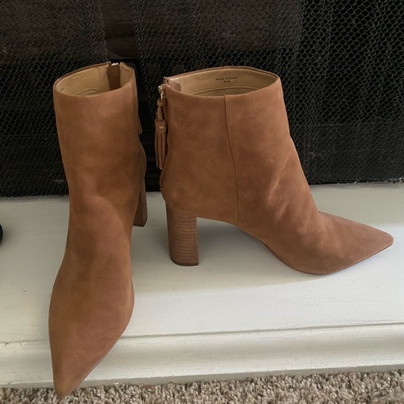 🤎🔥Banana Republic Brown Suede Booties 🤎🔥 - Picture 1 of 5